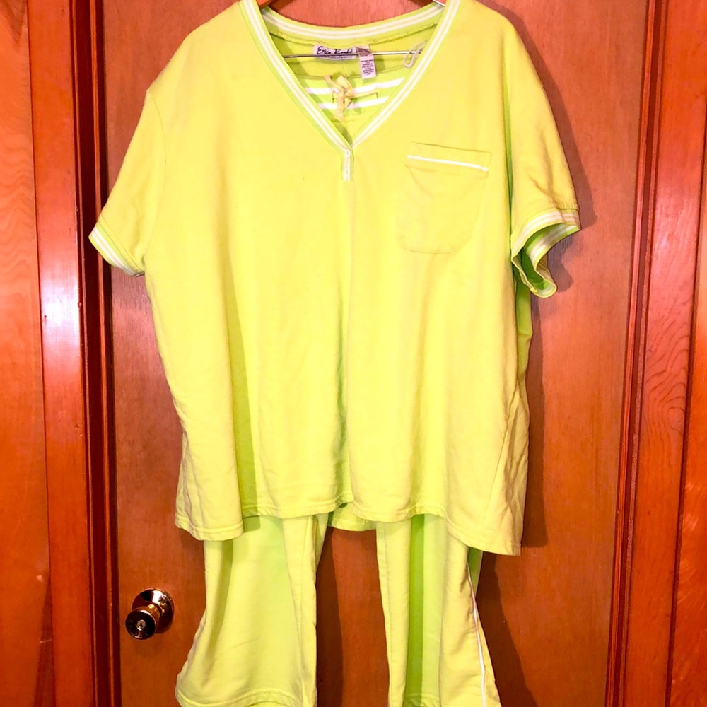 Women’s Two Piece Sweat Capri Set barley worn!